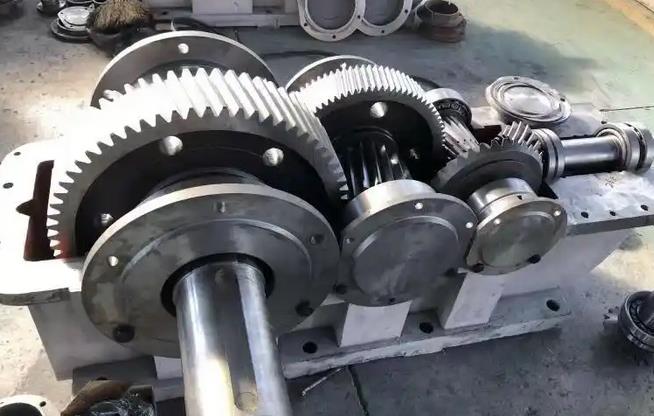 Can different brands of gearbox lubricants be mixed