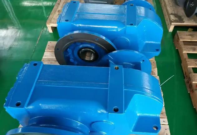Structural characteristics and working principle of B310VHC-71-HX-ZS11518 industrial gearbox with orthogonal axis