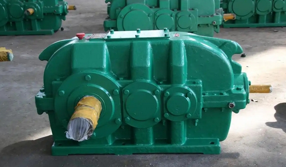 When replacing the DCY710-31.5-1S hard-tooth surface reducer housing, attention should be paid to the following matters: