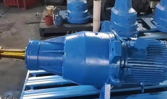 What factors can affect the normal operation of the CFD200 cooling tower fan reducer?