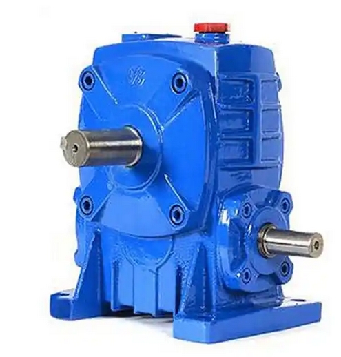 How to adjust the viscosity of lubricating oil for the WPA200-30-B worm gear reducer based on its operating environment.