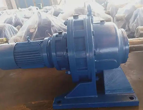 What are the material choices for the output shaft of BWE1815-23 * 17 cycloidal pinwheel reducer
