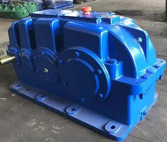 What is the reason for ensuring the levelness of the motor and gearbox when installing ZSY450-90-III gearbox