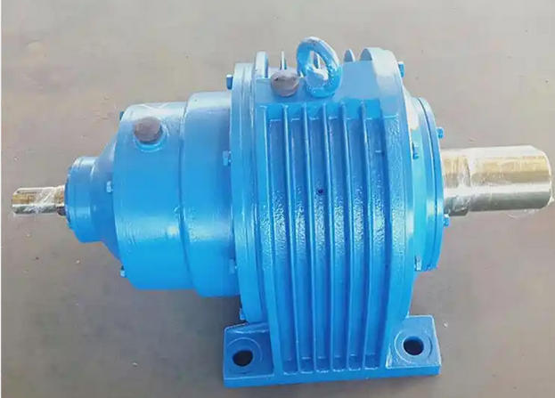 What is the reason for the cracking of the NGW102-35.5 planetary gear reducer base