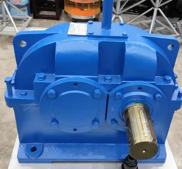 What safety precautions should be taken during the horizontal adjustment process of the motor and ZDY280-5.6-1 reducer