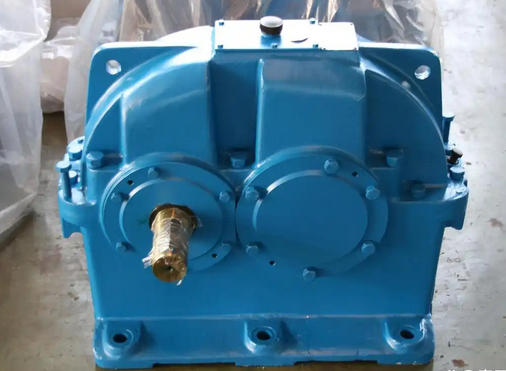 How to use a frame level to check the levelness of the motor and ZDY355-3.55-II reducer