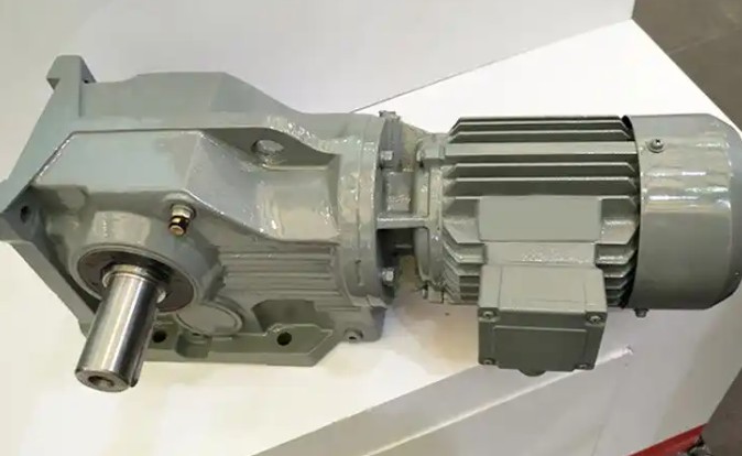 What are the advantages of the K57YVP100l4/3KW/13.25/M6 gearbox splash lubrication system