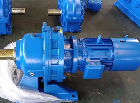 In which industries is the BWY13-35-3KW cycloidal reducer with pin-type output structure widely used?