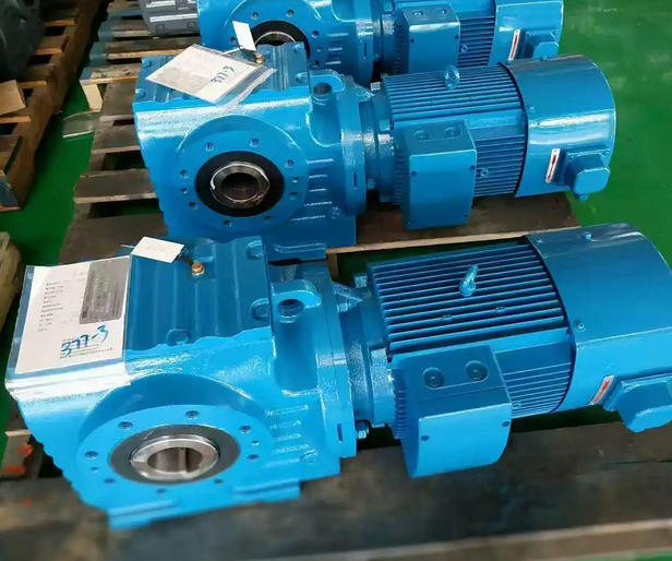 What is the replacement cycle of lubricating oil for SA97-40.38-4P-15KW reducer at room temperature