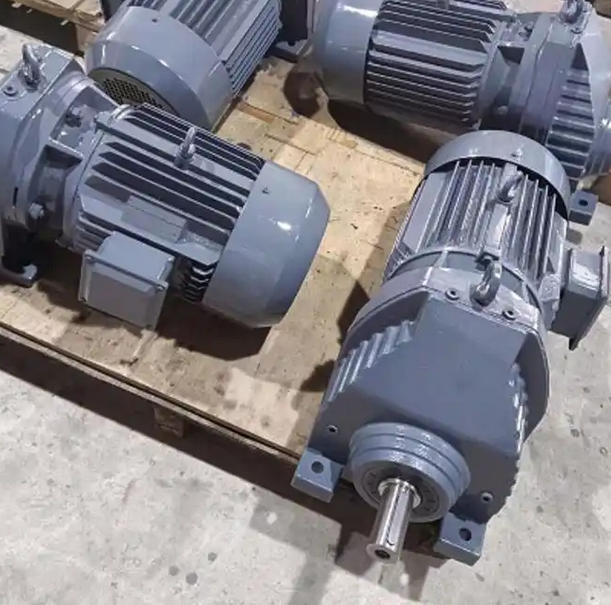 What is the normal range of the difference between the oil temperature in the oil pool of the R series gear reducer and the ambient temperature