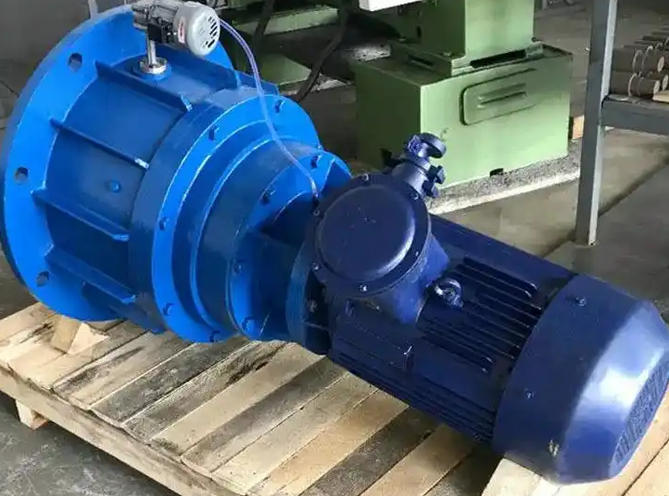 What safety precautions should be taken when temporarily repairing a cracked NGW-L gearbox housing?