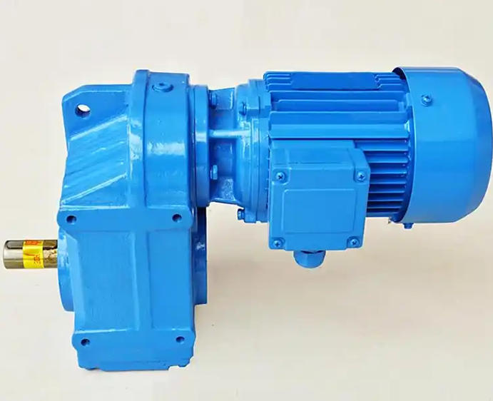 What safety and technical precautions apply to F67 66.13 2.2KW reducer bearing installation