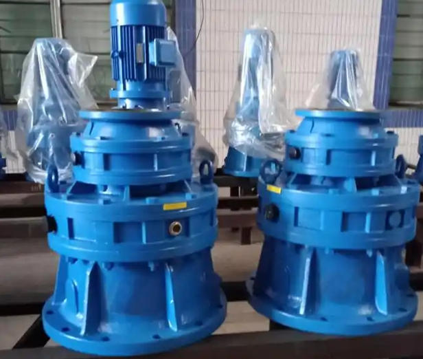 What are the specific signs before the bearing of a speed reducer fails