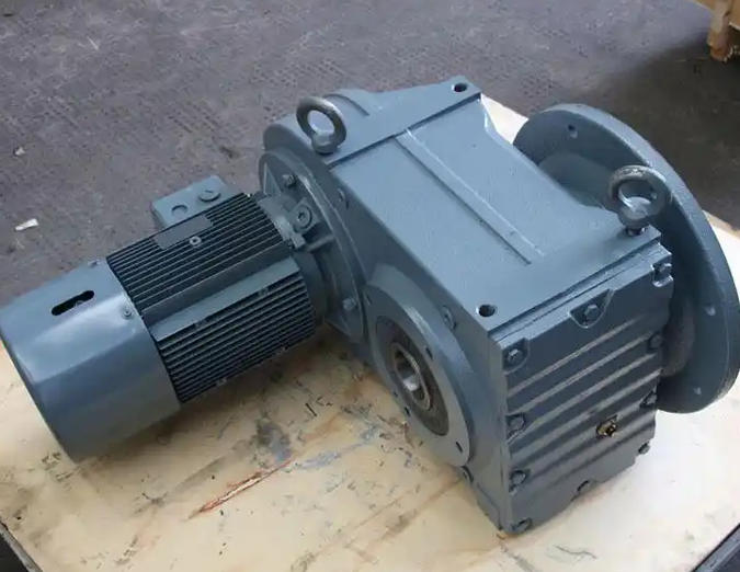 How to determine whether the FAF97-5.5-38.85-M1 reducer requires oil tank cleaning